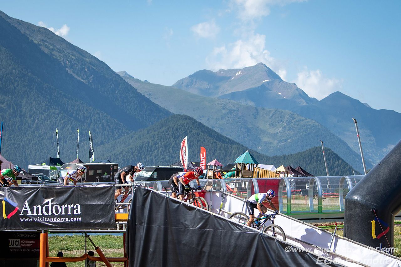Henrique Avancini (Cannondale Factory Racing) leads Mathias Flueckiger (Th&Atilde;&para;mus RN Swiss Bike Team) on the flyover