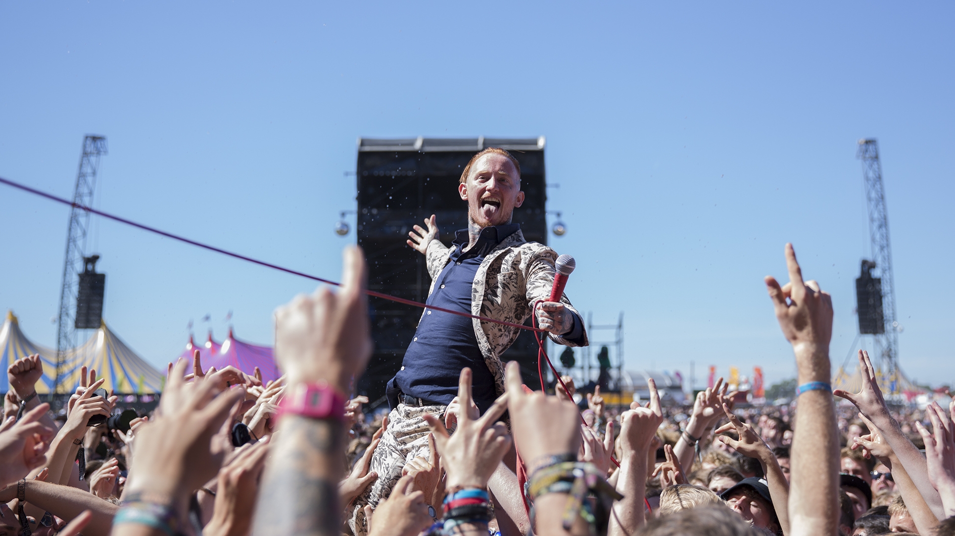 Frank Carter performing offstage at Reading 2016