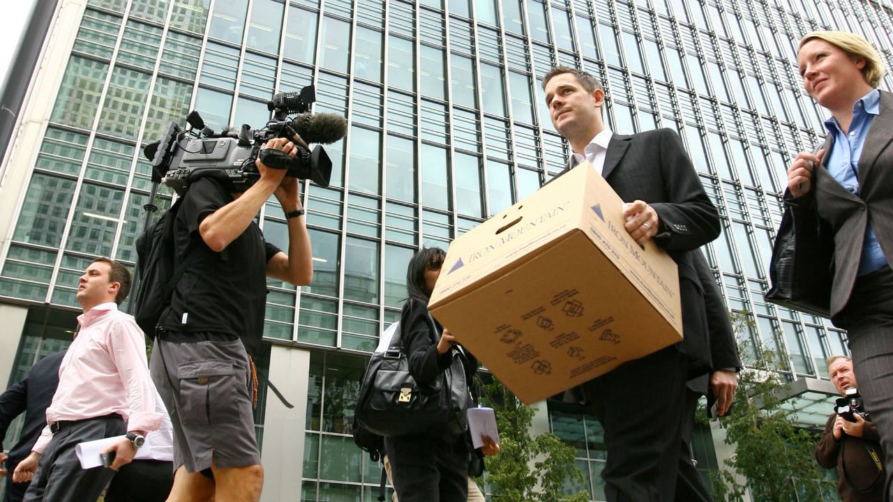 Lehman Brothers employees leave the bank&amp;#039;s EU HQ in London in 2008