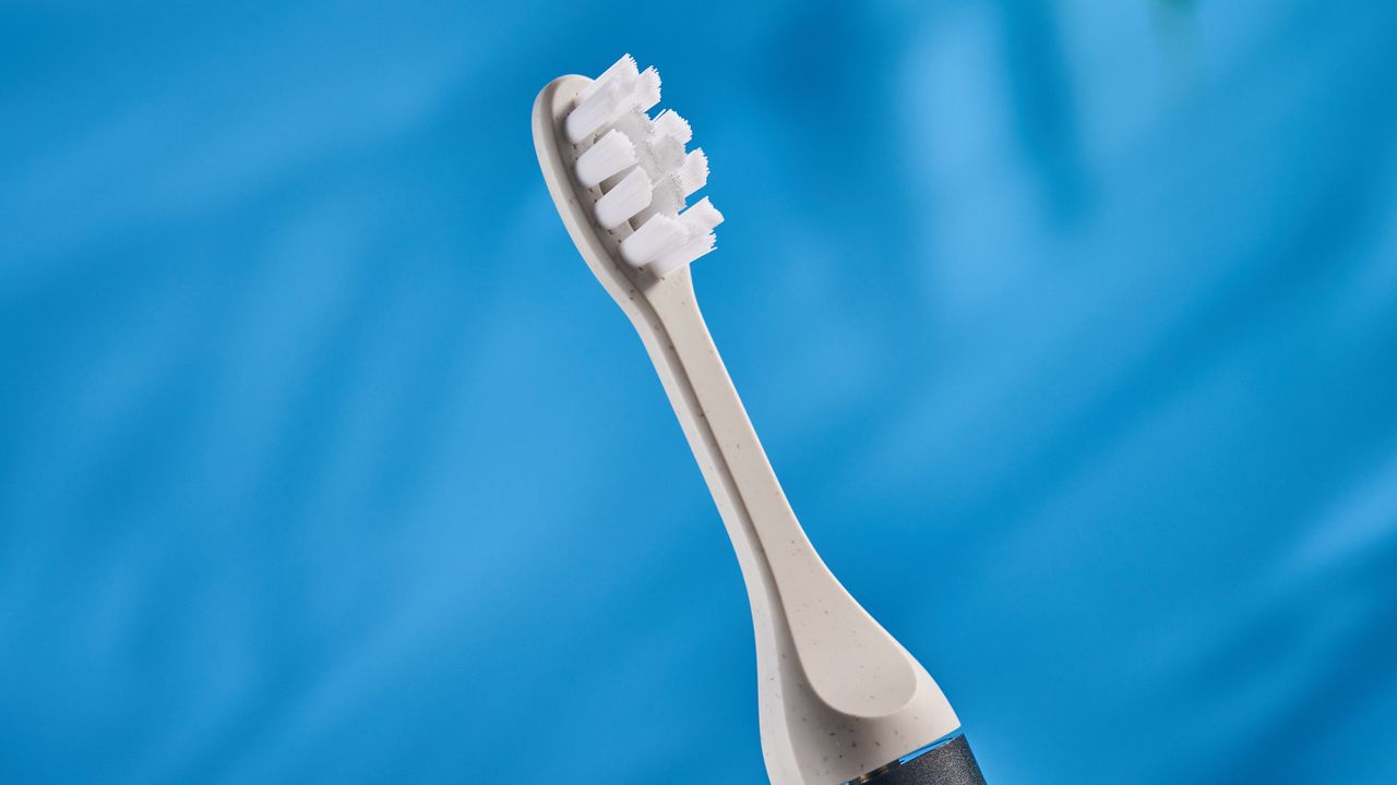 the suri core 1.0 toothbrush with cornstarch and castor oil heads and a biocircular plastic body