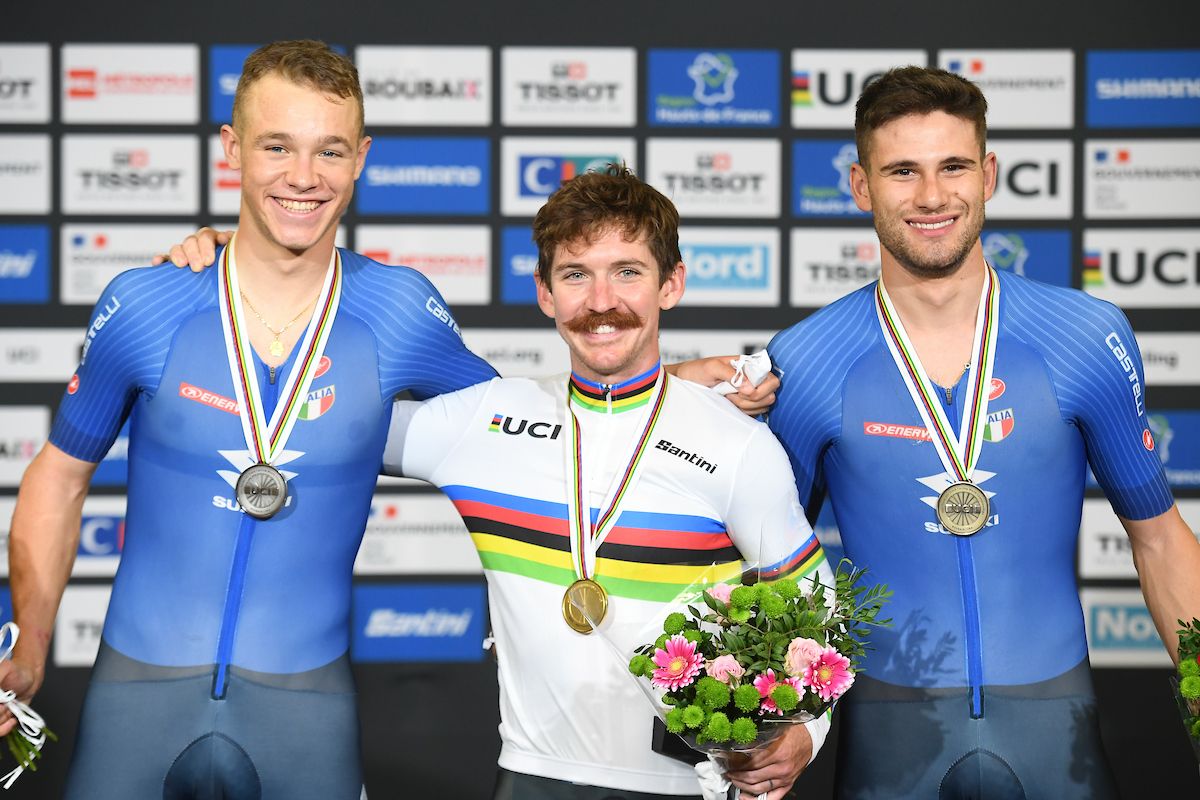 Picture by Simon Wilkinson/SWpix.com - 22/10/2021 - Cycling - Tissot 2021 UCI Track Cycling World Championships - Men's Individual Pursuit Finals - Stab Velodrome, Roubaix, France - Podium - The USA's Ashton Lambie takes gold &amp; the rainbow jersey in the men's individual pursuit with Italy's jonathan Milan &amp; Filippo Ganna taking silver &amp; bronze.