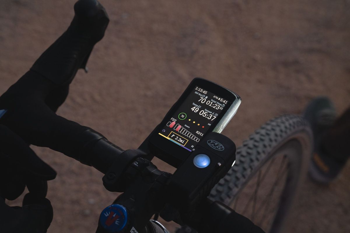 The shifter display information on a Hammerhead cycling computer mounted to a gravel bike&#039;s handlebars