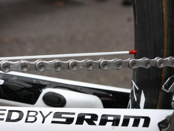 Munoz first applies some medium-weight oil to Contador's Shimano Dura-Ace chain then adds a layer of grease on top to help seal it in.