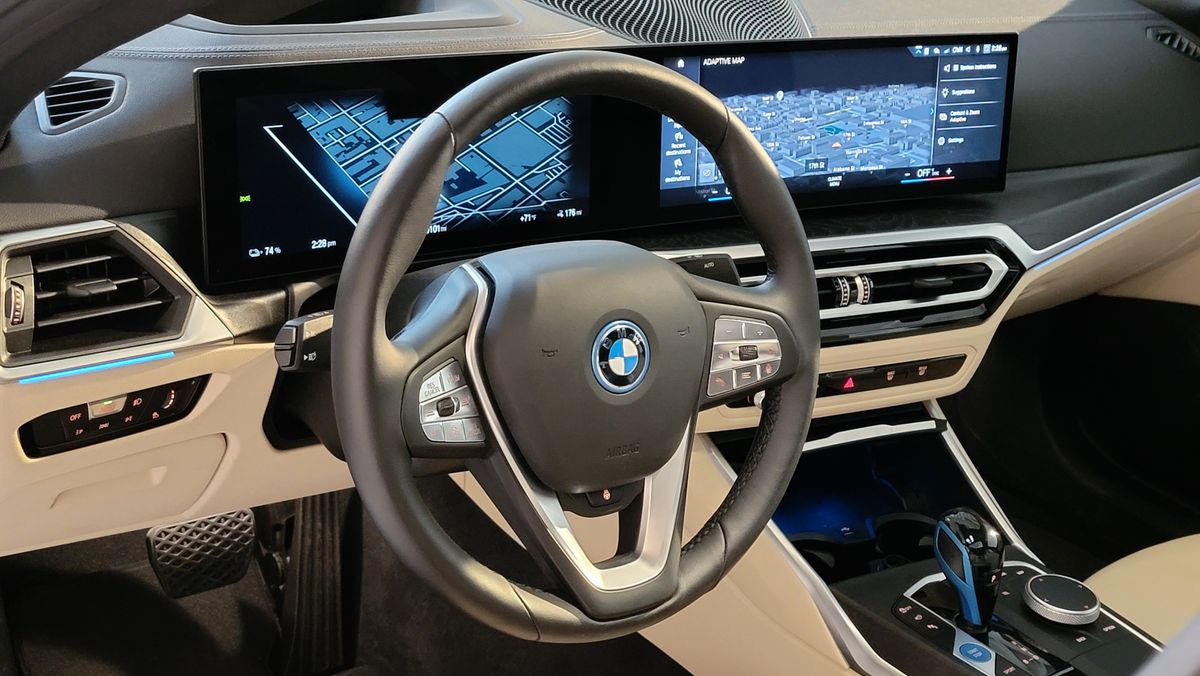 Steering wheel and large displays inside the BMW i4