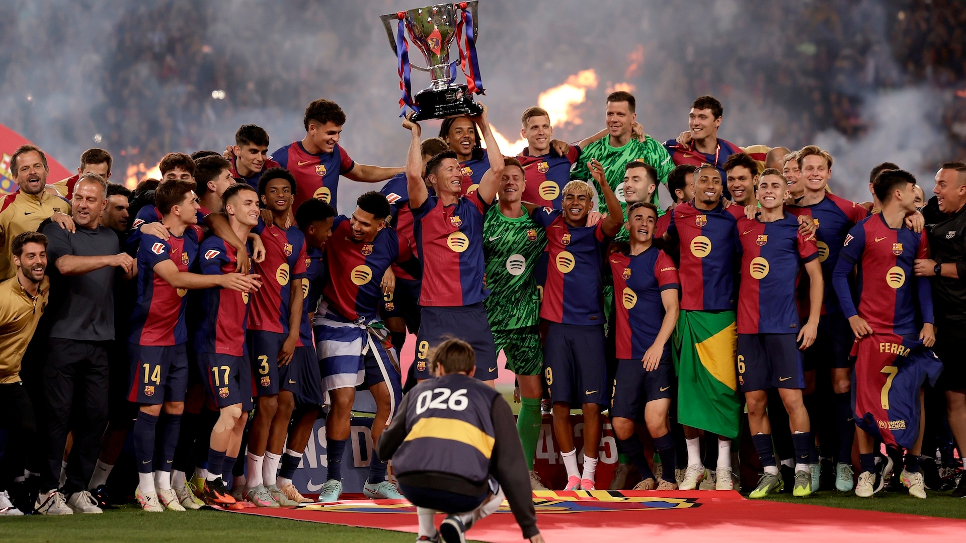 FC Barcelona lifting the LaLiga trophy at the end of the 24/25 season 