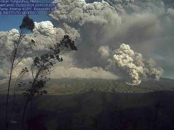 Tungurahua volcano erupts