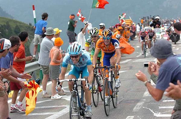 Levi Leipheimer (Gerolsteiner) drives the front group