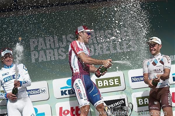 Galimzyanov soaks Ravard on the podium