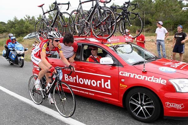 Geraint Thomas recieves some mechanical help from the team car.
