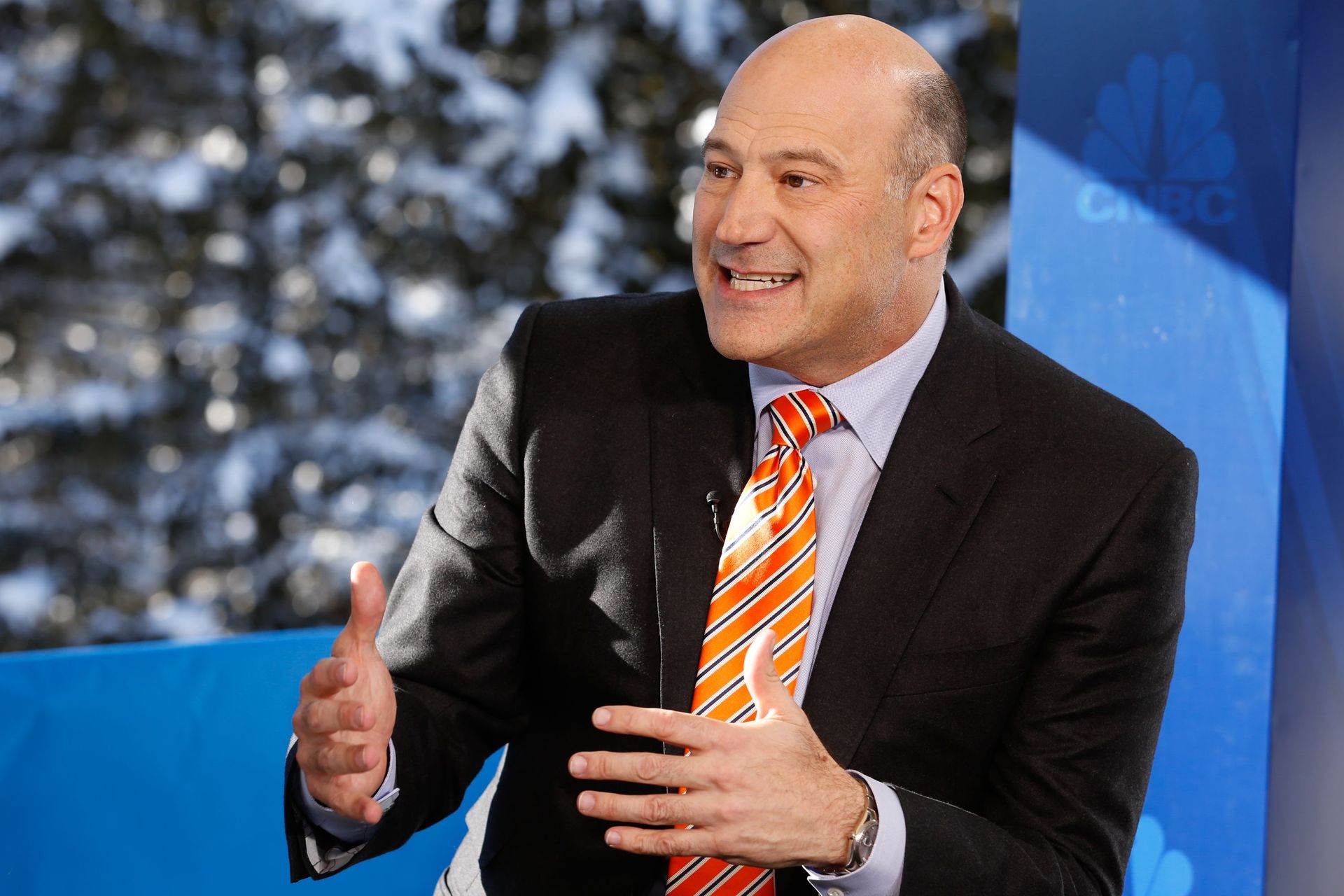 Finger, Dress shirt, Collar, Coat, Hand, Outerwear, Suit, Formal wear, Blazer, Thumb,