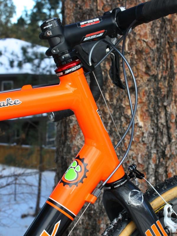 The straight 1 1/8" head tube measures a whopping 195mm in length.