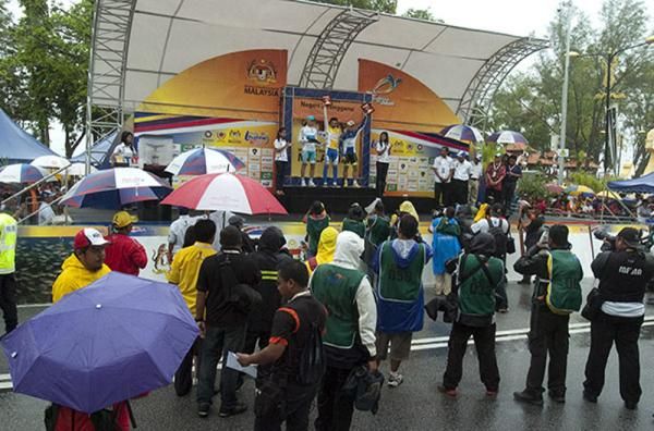 The rain eased towards the end of the presentations in Kuala Terengganu, however, more is expected for the 114.8 kilometre final stage.