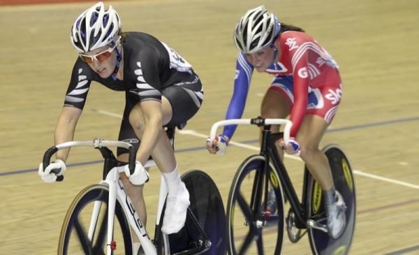 Joanne Kiesanowski (NZL) leads Lizzie Armitstead (GB) in the break in the points race round of the women's Omnium.
