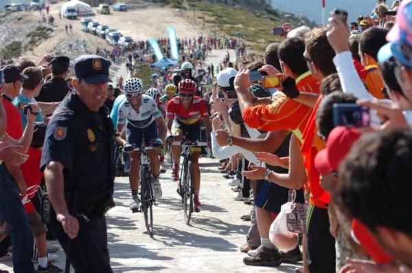 Alberto Contador (Saxo Bank-Tinkoff Bank) follows Alejandro Valverde (Movistar) on Bola del Mundo.