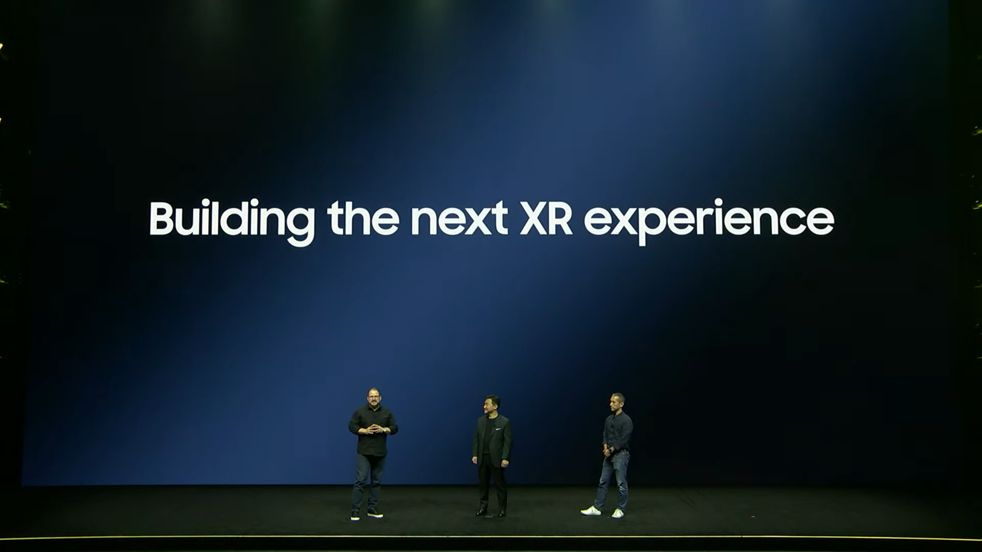 Trois personnes sur la scène du Samsung Unpacked 2023 teintent l'avenir du XR de Samsung.