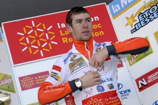 Arnaud Molmy (Roubaix Lille Metropole) zips up his best young rider's jersey.