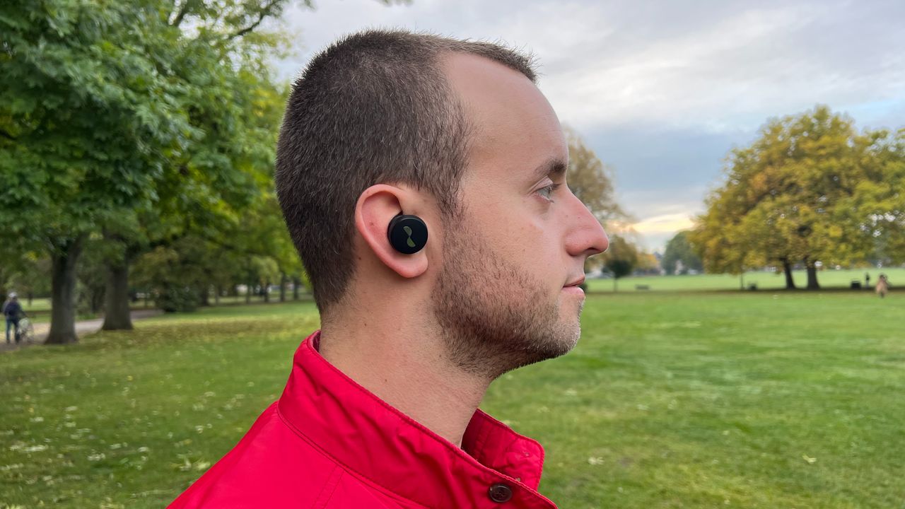 Man wearing the NuraTrue earbuds outside