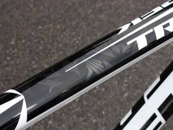 The custom paint job highlights Contador's signature pistol salute.