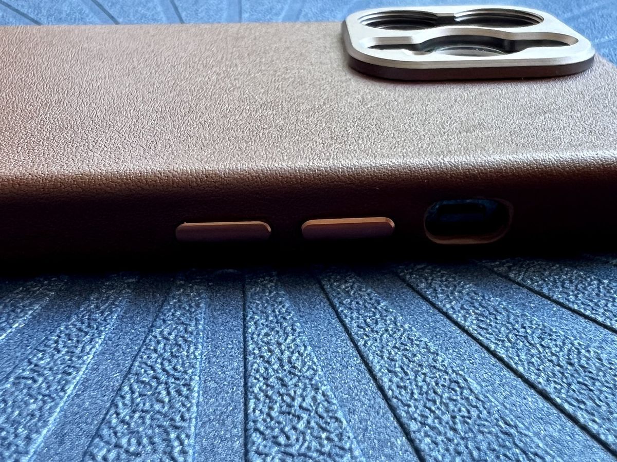 Sandmarc Pro Leather Iphone Case Magsafe 13 Pro Brown Volume Buttons