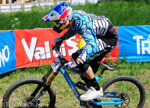 Gee Atherton Sam (Commencal) sprinting to third place