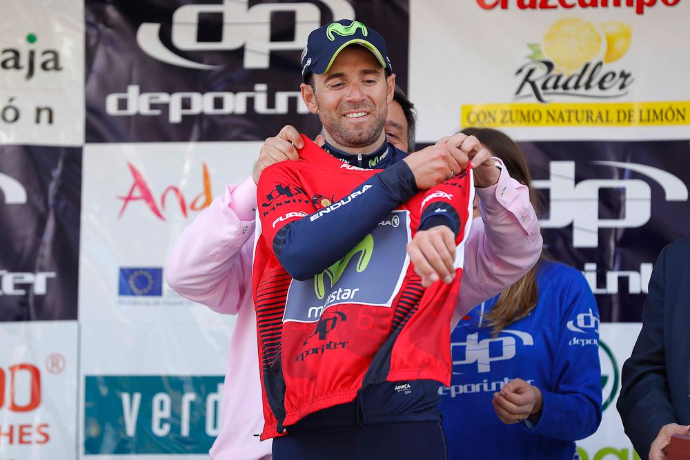 Alejandro Valverde puts on the leader's jersey after stage 1 at Ruta del Sol.