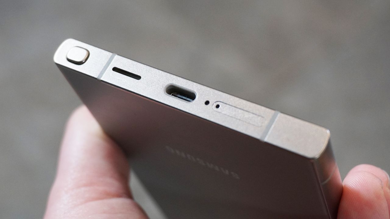Samsung Galaxy S24 Ultra hands on handheld bottom