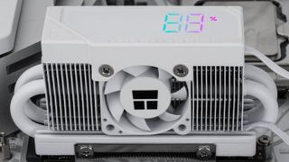 Thermalright HR-10 2280 Pro Digital White SSD cooler showing 88% on the top display