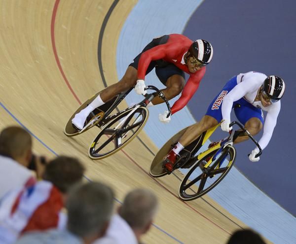 Njisane Nicholas Phillip (Trinidad and Tobago) comes around Denis Dmitriev (Russian Federation)