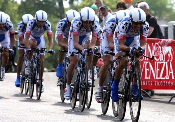 Team leader Gilberto Simoni takes his turn at the front for Serramenti PVC Diquigiovanni - Androni Giocattoli.