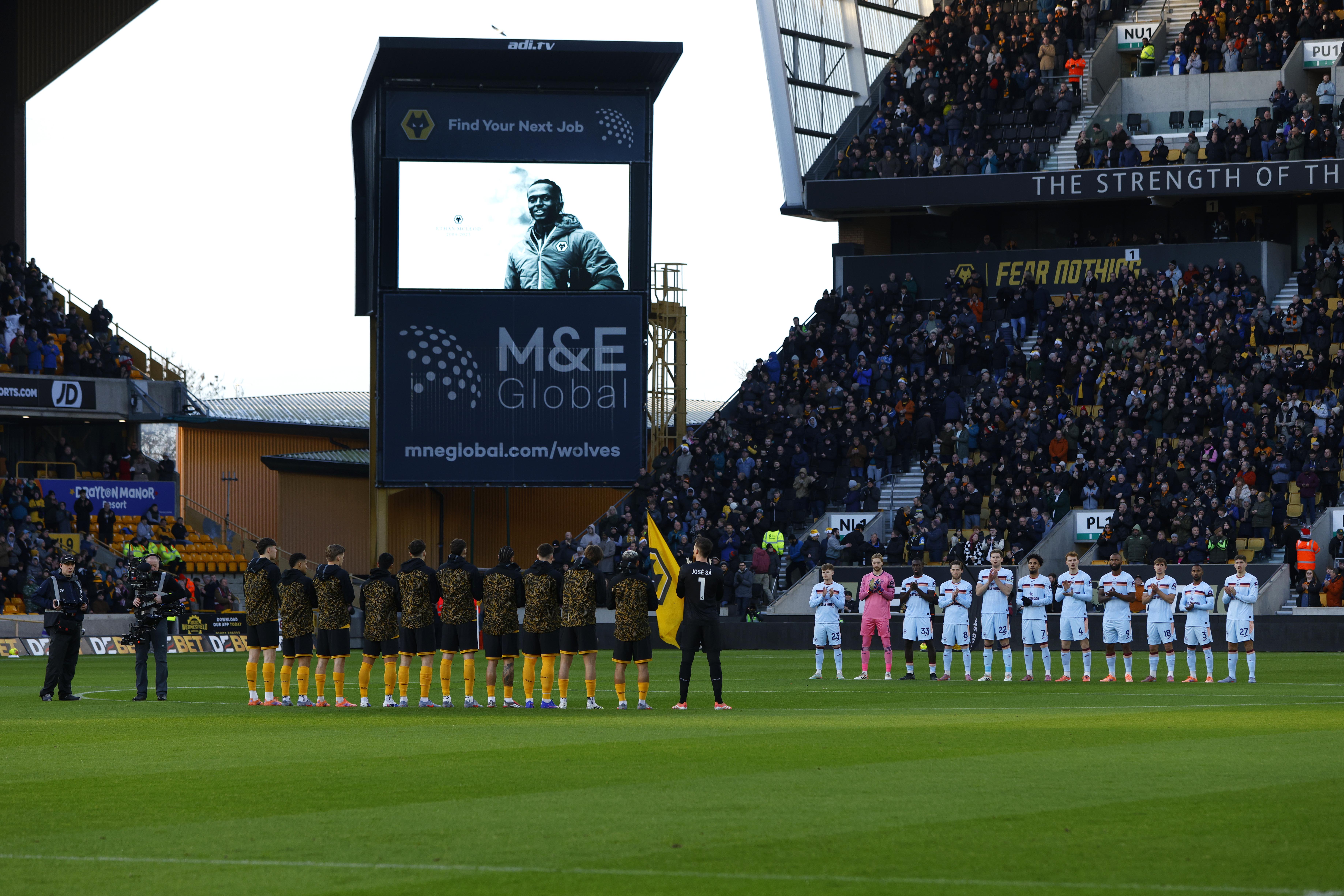 WOLVERHAMPTON, ENGLAND - DECEMBER 20: Players applaud as a mark of respect for former Wolverhampton Wanderers player Ethan McLeod (deceased) before the Premier League match between Wolverhampton Wanderers and Brentford at Molineux on December 20, 2025 in Wolverhampton, England. (Photo by Malcolm Couzens/Getty Images)