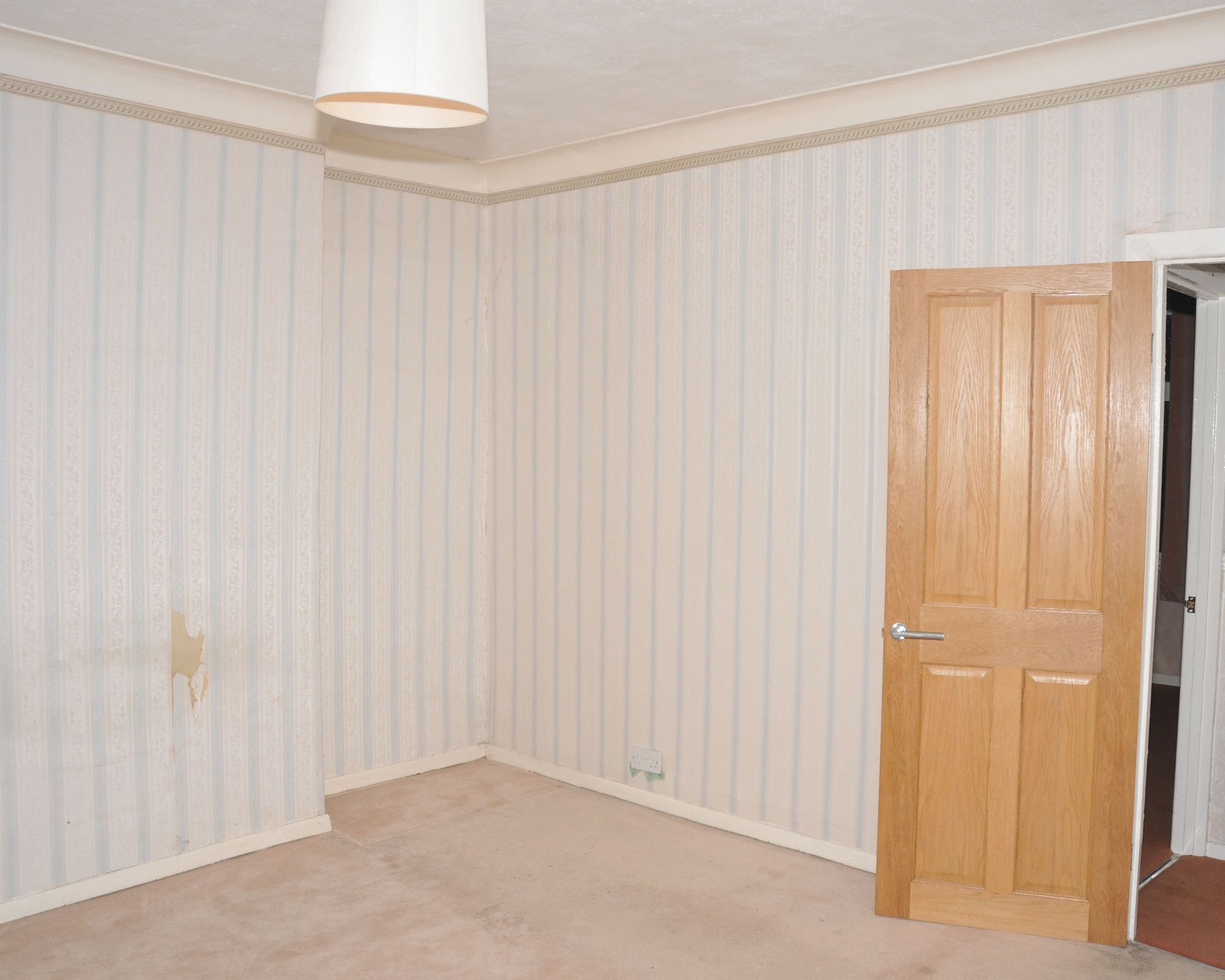 Kamar tidur tamu Andrea Wilson telah didesain ulang menjadi hangat dan penuh warna