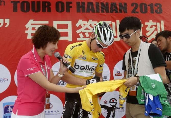 Moreno Hofland signs a yellow jersey