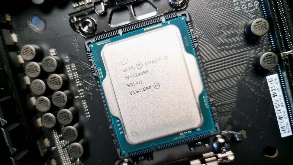 Изображения Intel Core i9 12900K крупным планом с обнаженным чипом