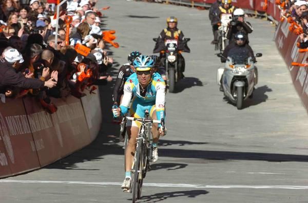 Maxim Iglinskiy (Astana) wins the sprint to the line