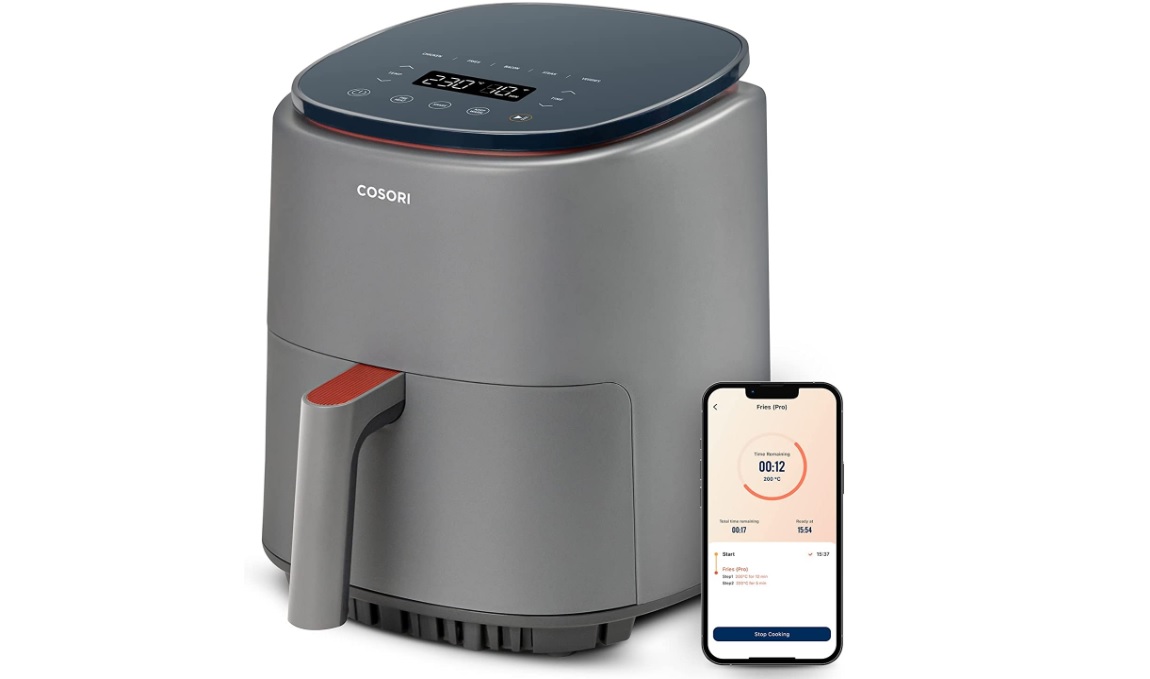 En grå Cosori Lite Airfryer visas upp tillsammans med en mobil som visar dess tillhörande app. Visas mot en vit bakgrund.