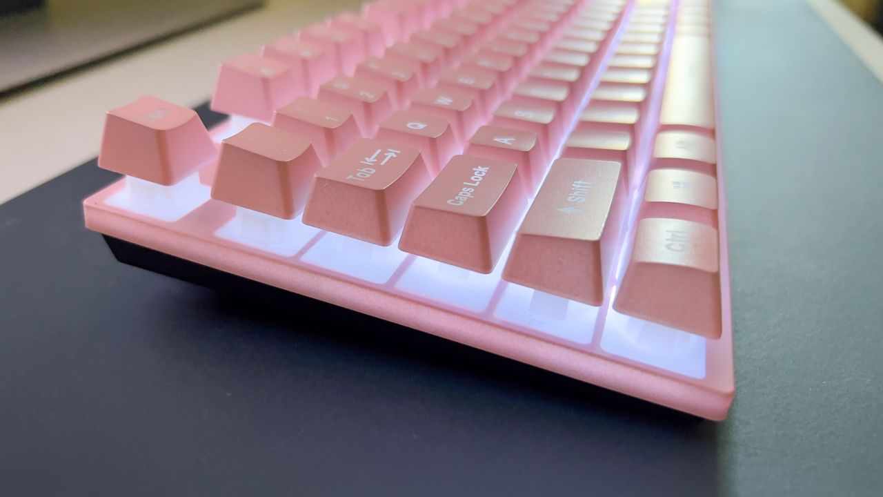 Yindiao K500 Luminous on a blue desk mat