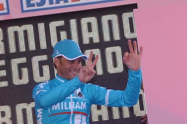 Petacchi flashes the sign of success.