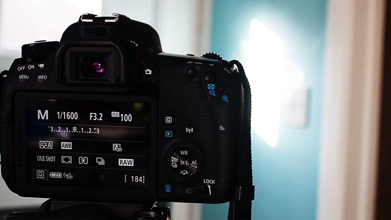 Abstract photography: capturing light reflections