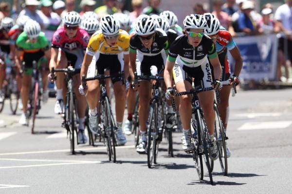 Amanda Spratt leads the GreenEDGE team, including race leader, Melissa Hoskins before breaking away on her own