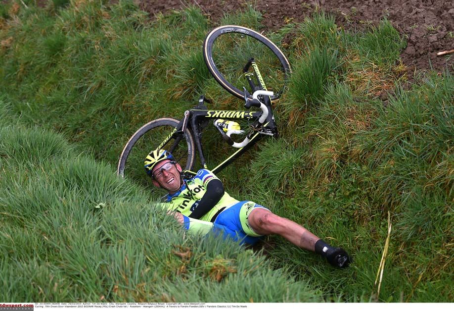 Maciej Bodnar ends up in a ditch at Dwars door Vlaanderen
