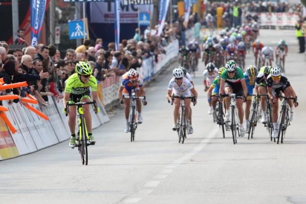 Tatiana Guderzo (MCipollini Giambenini) finished second to Marianne Vos (Rabo Women)