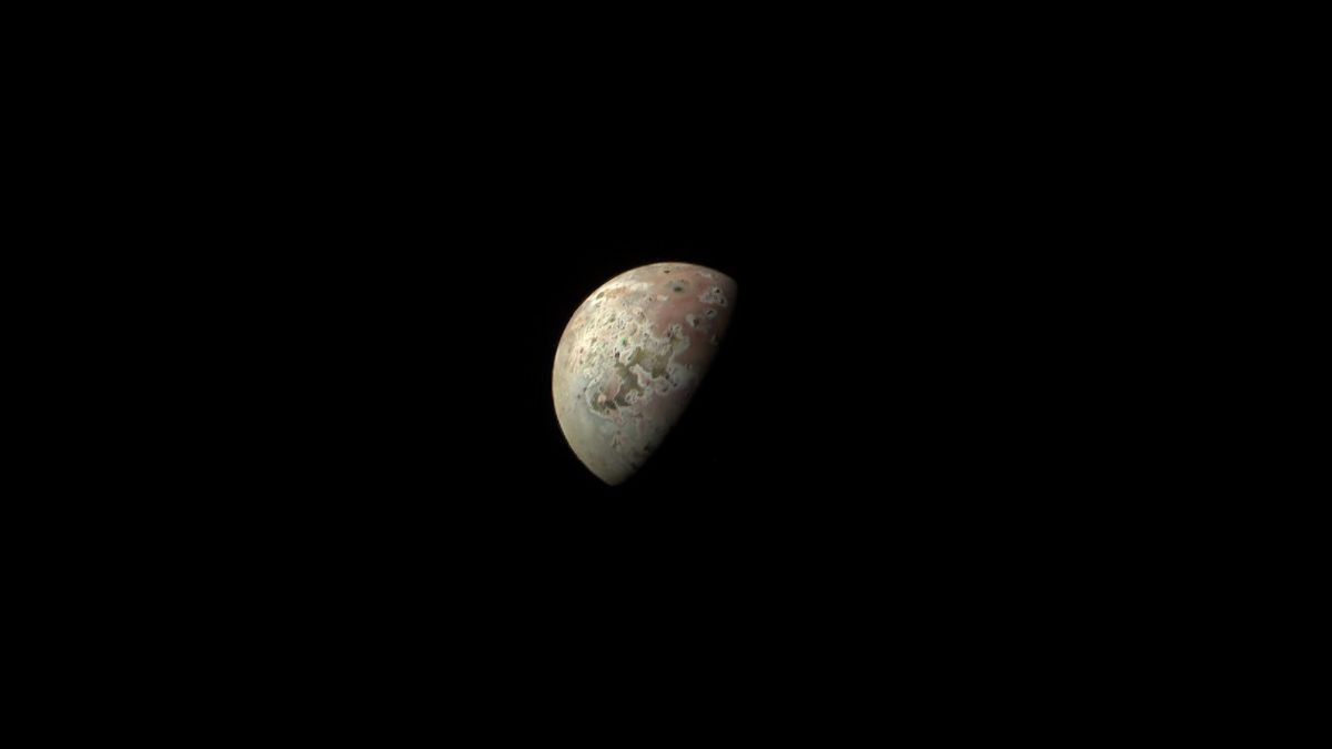 Regardez la lune volcanique de Jupiter, Io, briller en rouge dans des images incroyables