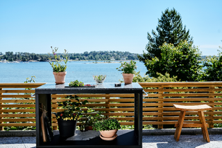 Balcony ideas with outdoor kitchen for convivial atmosphere