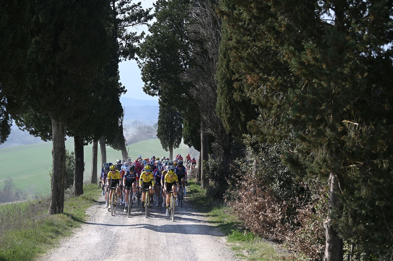 The peloton enters the stunning white gravel roads of Tuscany