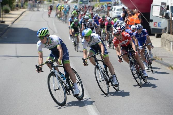 Daryl Impey lead ot the sprint for teammate Jens Keukeleire