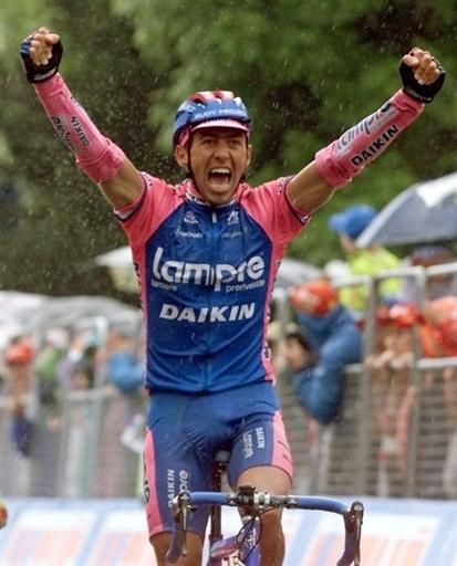 Simoni takes his first Giro stage at the 2000 edition in Bormio.