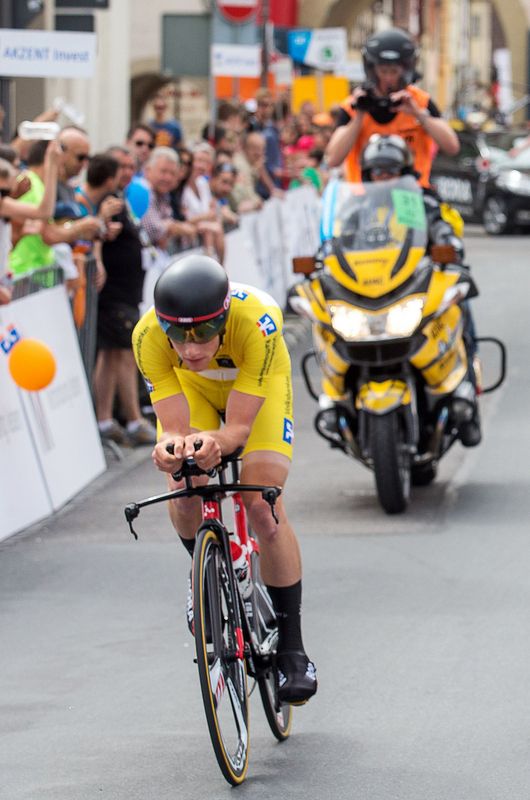 Race leader Sam Bennett (Bora-Argon 18)