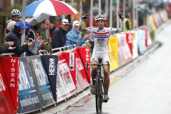 Helen Wyman (Kona) remains unbeaten in the 2011 season.