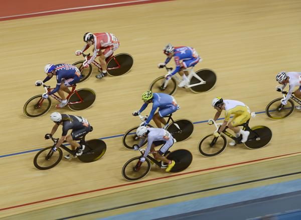 The men's omnium field contests the 15km scratch race.
