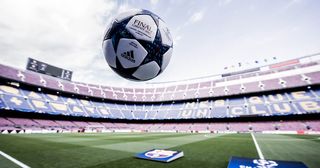 2017年4月19日，在西班牙巴塞罗那诺坎普举行的欧洲冠军联赛四分之一决赛第二回合巴塞罗那和尤文图斯的比赛之前，可以看到阿迪达斯的官方比赛用球。